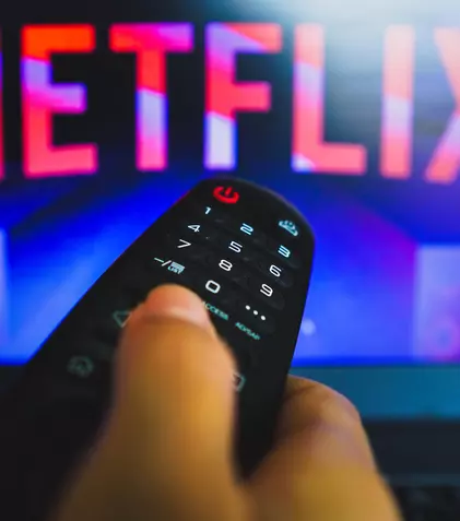 Netflix caută un însoțitor de bord pentru unul dintre avioanele sale private. Ce salariu impresionant se oferă