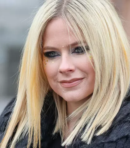 Avril Lavigne are un nou iubit, după despărțirea de Mod Sun. Au fost surprinși în timp ce se sărutau