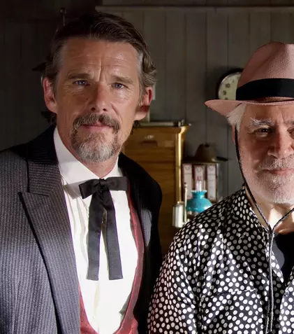 Scurtmetrajul western al lui Pedro Almodóvar, cu Ethan Hawke și Pedro Pascal, va avea premiera la Cannes 2023