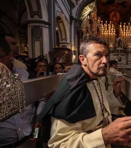 Antonio Banderas, în haine monahale pe străzile din Malaga. Actorul a condus procesiunea de Florii