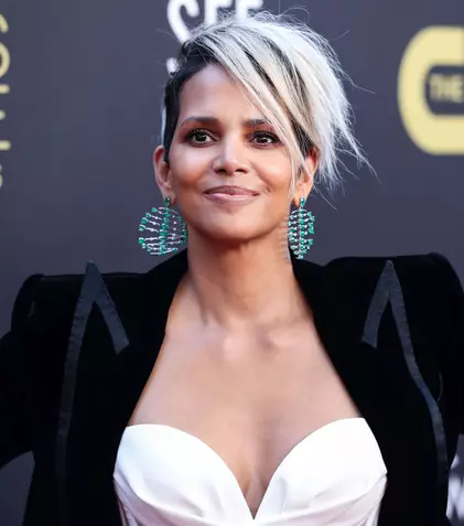 Halle Berry a pozat goală, la 56 de ani. Ce reacții neașteptate a stârnit imaginea postată de actriță