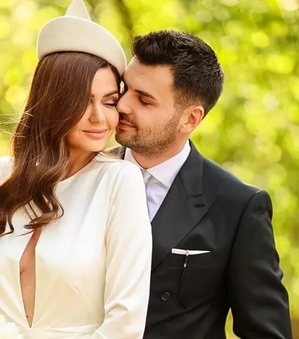 Albertina Ionescu și Constantin Opriș s-au cununat religios în Grecia. La petrecere s-a dansat sirtaki și s-au spart farfurii