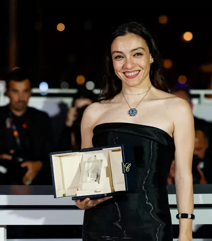 Cine e Merve Dizdar, turcoaica premiată la Cannes pentru cea mai bună actriță. A jucat în Doctorul Minune și Patria mea ești tu