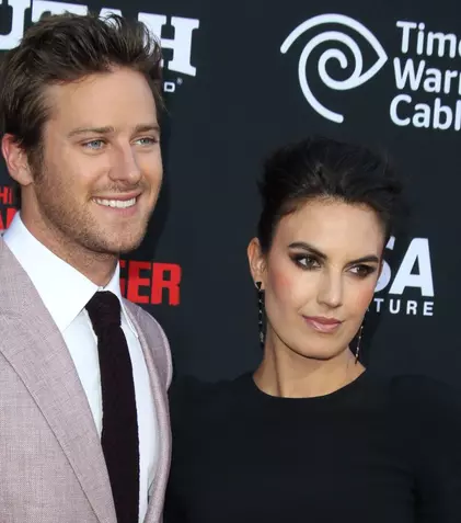 Armie Hammer a divorțat oficial de Elizabeth Chambers. Relația lor s-a destrămat după un val de acuzații tulburătoare aduse actorului