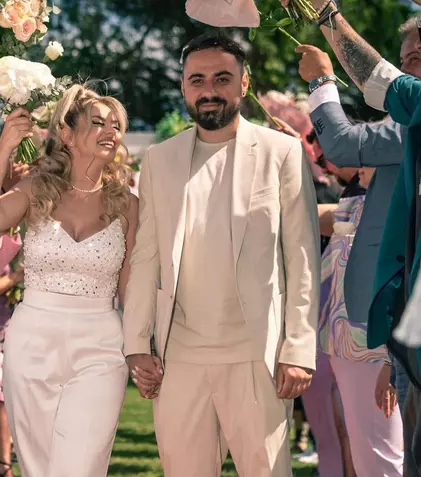 Emi de la Noaptea Târziu și iubita lui s-au căsătorit religios. Primele imagini de la nunta de vis