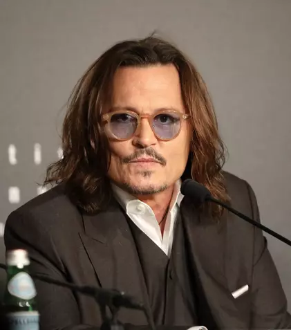 Johnny Depp, copleșit de emoții la concertul pe care l-a susținut la București. Ce surpriză i-au pregătit fanii români