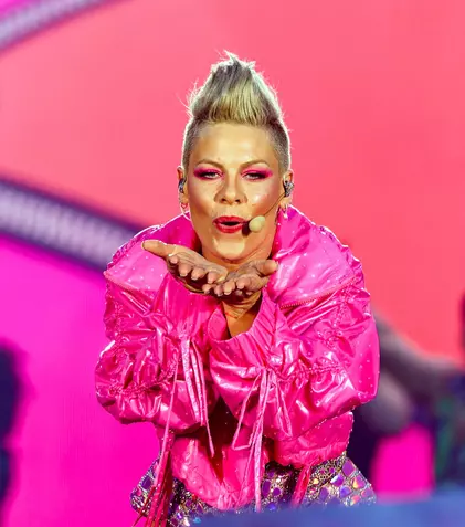 Pink, în lacrimi de fericire după ce fiica ei a urcat pe scenă alături de ea. Imaginile emoționante publicate de soțul artistei