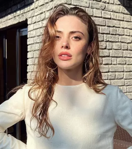 Cine e Rabia Soytürk, Defne din serialul „Melek” de la Kanal D. A jucat alături de Cansu Dere