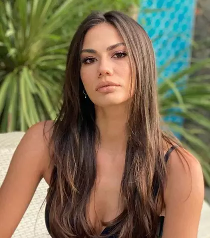 Demet Ozdemir face naveta în Grecia pentru noul iubit. Cât costă casa pe care și-a cumpărat-o în insule