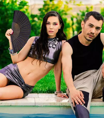 Ritmul verii la celălalt capăt al telefonului. Mira și Vescan au lansat piesa „Alo, Alo”