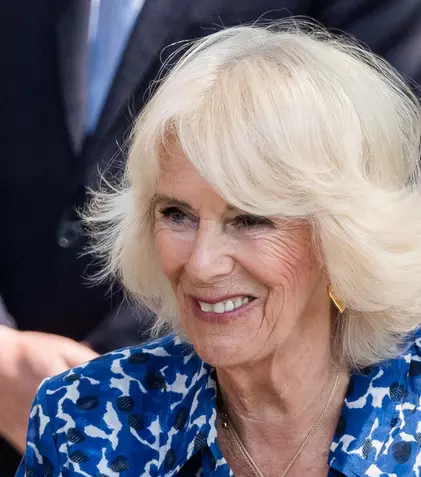 Regina Camilla a atras toate privirile la un eveniment. A înfruntat vremea capricioasă și a uimit cu ținuta ei