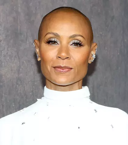 Cum arată acum Jada Pinkett Smith, după ce a început să îi crească părul. Soția lui Will Smith suferă de alopecie 