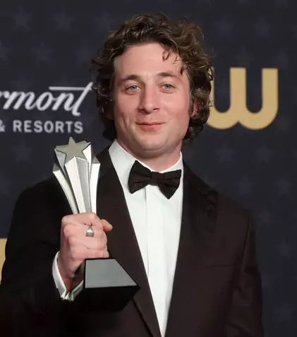 Jeremy Allen White, în ipostaze tandre cu o altă femeie. Actorul din „Ursul” nu a divorțat încă de soția lui, Addison Timlin 