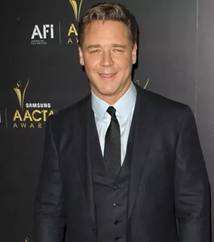 Russell Crowe își ascunde iubitele de fiii săi