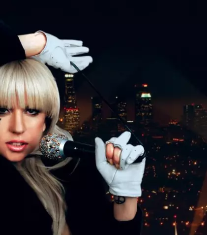 Lady Gaga se reface după operaţie într-un cărucior placat cu aur