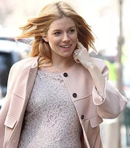 FOTO: Sienna Miller a pozat goală în ultima lună de sarcină 