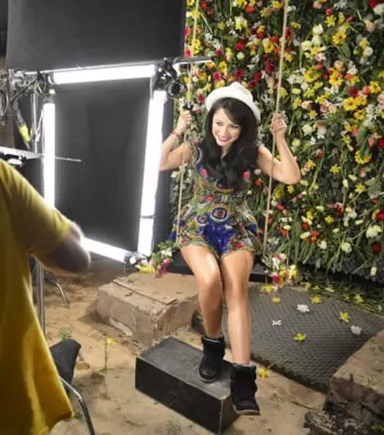 Andra îşi lansează noul single la "Românii au talent"