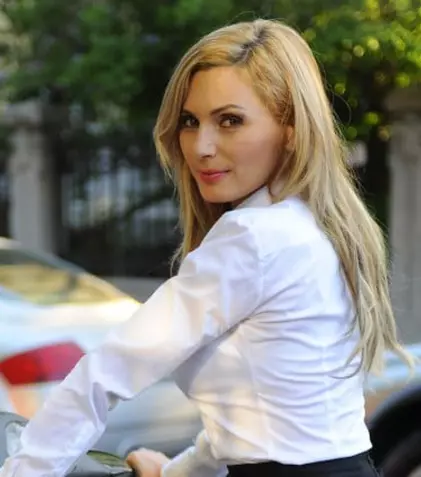 De Paşte, Luana Ibacka colindă Bucureştiul pe scuter