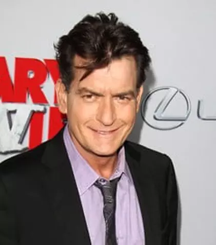 Charlie Sheen s-a logodit cu o actriță care realizează filme pentru adulți