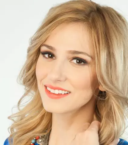 Dana Rogoz îşi aniversează ziua de naştere la Paris