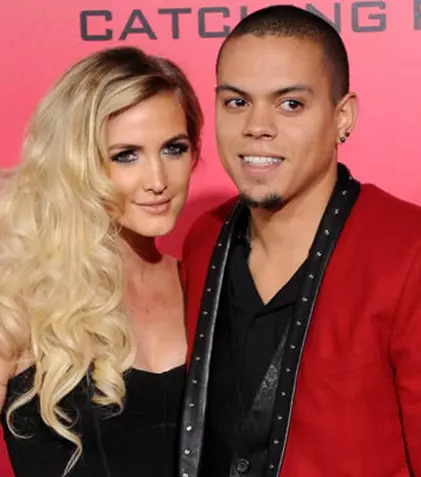 Ashlee Simpson s-a logodit de Revelion