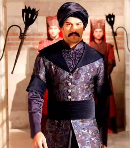 Burak Özçivit, boierul Bali din “Suleyman Magnificul”, e înnebunit după maşinile de epocă