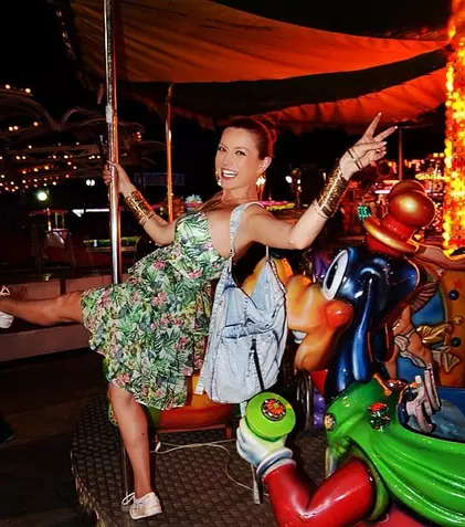 FOTO: Elena Gheorghe s-a distrat cu fiul ei pe litoral 