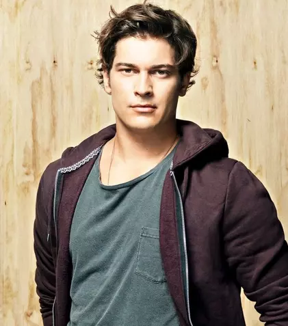 Çağatay Ulusoy („Yaman” - Kanal D) ia lecţii de pian