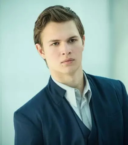 Actorul Ansel Elgort („Divergent”) a semnat un nou contract de DJ