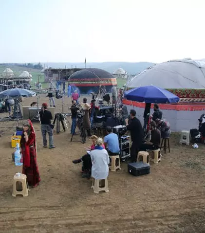 Actorii din serialul „Putere şi glorie” (Prima TV) trăiesc ca în secolul XIII