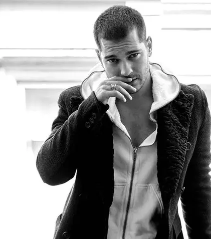 FOTO. Çağatay Ulusoy ar avea o nouă iubită. Aflaţi unde a cunoscut-o!