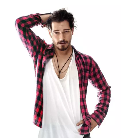 Çağatay Ulusoy a dat lovitura. Va juca într-un serial produs de Netflix!