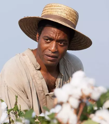 Recomandarea TVmania pentru seara de joi, 5 octombrie: „12 ani de scalvie” cu Chiwetel Ejiofor și Michael Fassbender