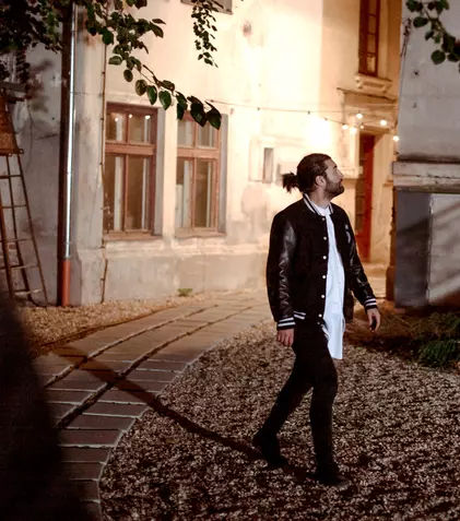 Smiley dansează vals în cel mai recent videoclip
