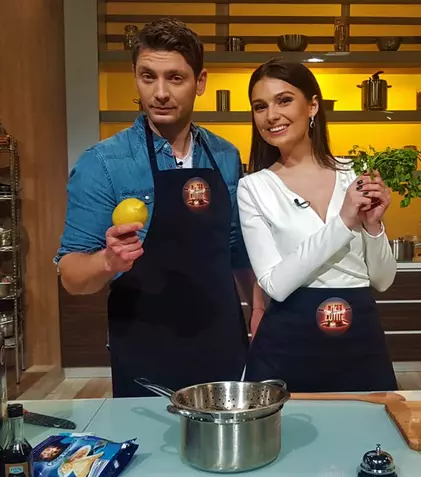 Vali Butnaru și Olivia Păunescu, de la pupitrul de știri, în bucătăria ,,Chefi la cuțite”