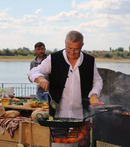 FOTO. La Cetate, Dinescu găteşte cu şi pentru actorul Lucian Ghimişi