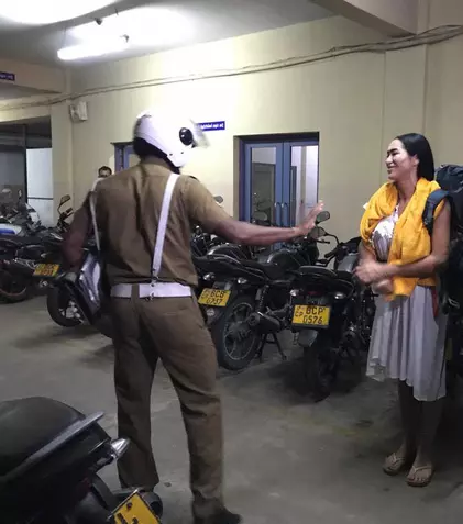 GALERIE FOTO. Iuliana Luciu şi Margherita de la Clejani au ajuns la poliţie în Sri Lanka