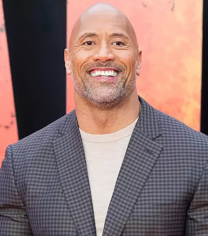 De la „Red Notice” la „Red One”: Dwayne Johnson, pe care îl vom vedea curând la Netflix, pregătește o comedie nouă și pentru Amazon