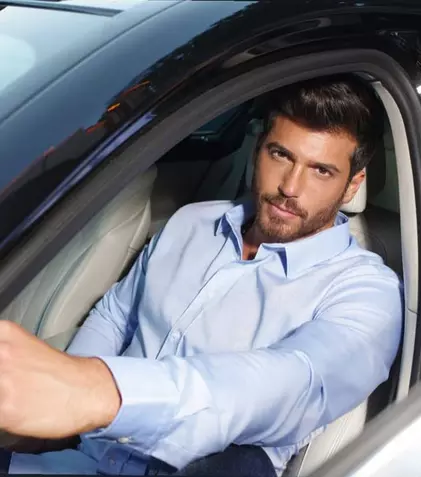 Can Yaman filmează pe străzile Romei și dezlănțuie nebunia printre fanii săi