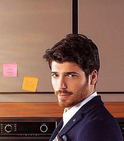 Can Yaman se întoarce pe micile ecrane românești: serialul „Dulce-amărui”, o comedie romantică, vine la Pro 2