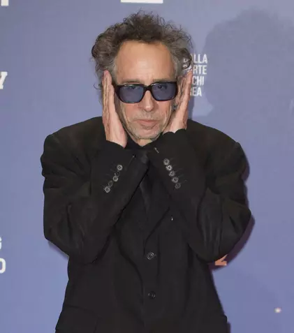 Tim Burton a venit în București. Regizorul va filma aici „Wednesday”, continuarea de la „The Addams Family”