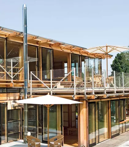 Stratul izolator este realizat din cochilii din vată bazaltică de înaltă densitate cu sau fără folie de aluminiu