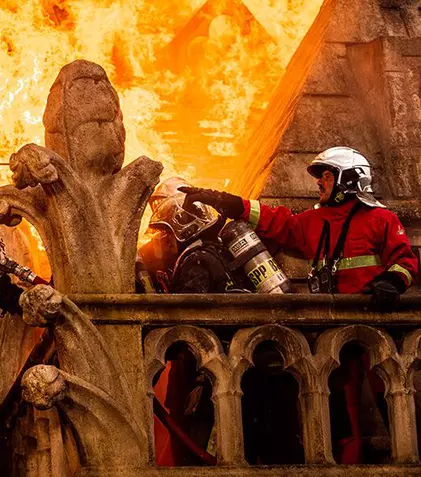 Cel mai nou film al cineastului Jean-Jacques Annaud, „Notre-Dame brûle”, relatează incendiul de la Catedrala Notre-Dame din Paris