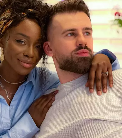 Ce diferență de vârstă există între Florin Ristei și Naomi Hedman. Cei doi s-au cunoscut pe platoul „X Factor" și s-au logodit în secret