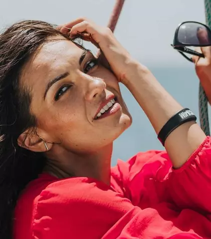 O mai ții minte pe Adriela Morar, fosta parteneră a lui Smiley? Cum arată azi și ce viață surprinzătoare duce la aproape 40 de ani