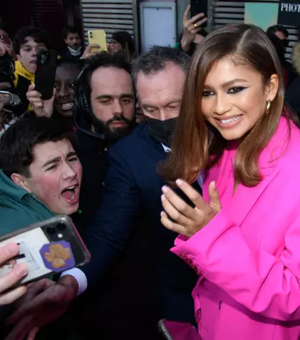 Imaginea de peste 20 de milioane de like-uri. Cine o ține în brațe pe Zendaya