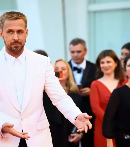 A apărut prima fotografie cu Ryan Gosling în rolul lui Ken din „Barbie”. Cum s-a transformat actorul
