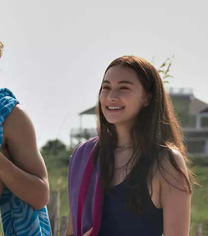 „Vara în care am devenit frumoasă”, noul hit de la  Prime Video. Serialul este bazat pe cartea cu același nume