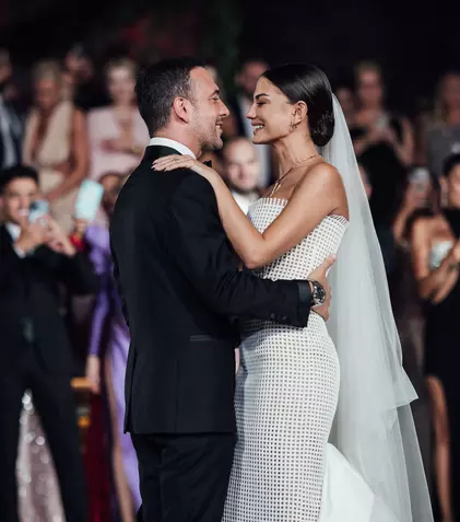Demet Özdemir s-a căsătorit cu alesul inimii ei, cântărețul Oğuzhan Koç. Câte rochii a schimbat mireasa și ce cadou deosebit a primit