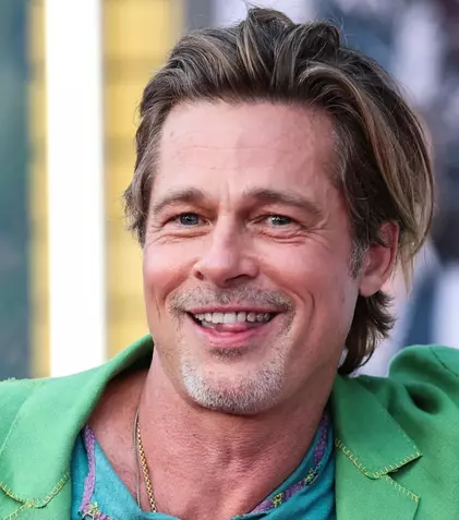 Brad Pitt explică de ce a purtat o fustă pe covorul roșu, la lansarea filmului „Trenul asasinilor”: „Oricum o să murim într-o zi, deci să ne mai și amuzăm!”